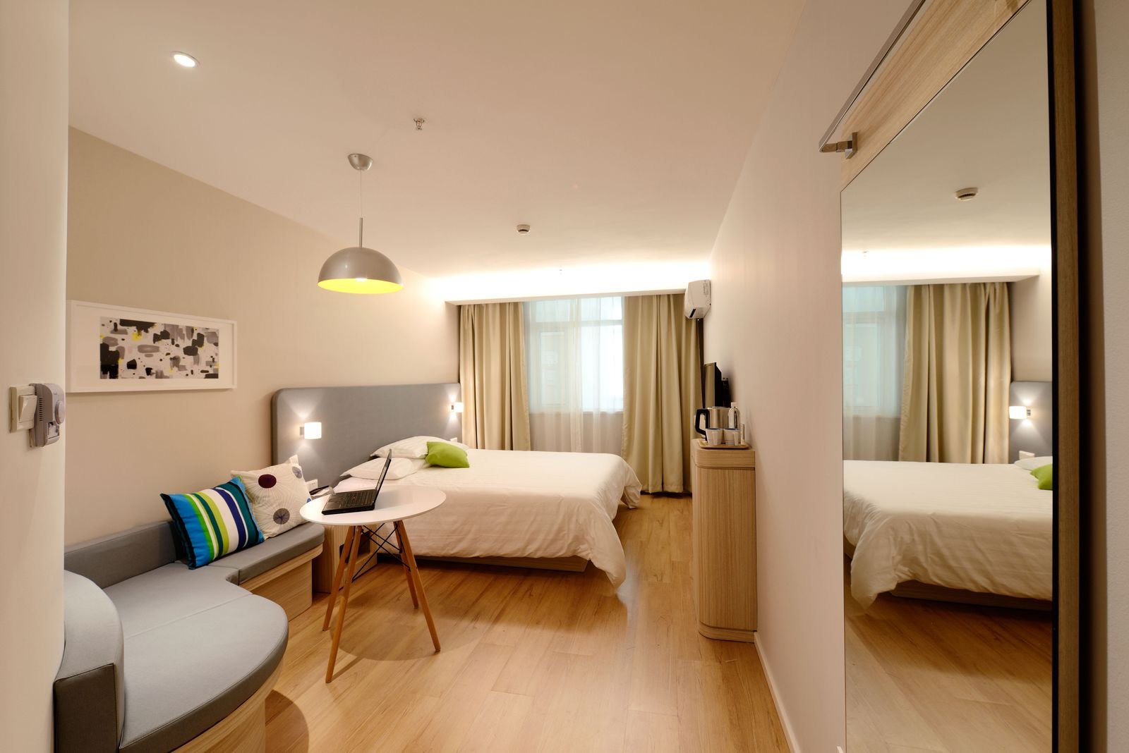 Quarto amplo com cama maior